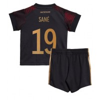 Billiga Tyskland Leroy Sane #19 Barnkläder Borta fotbollskläder till baby VM 2022 Kortärmad (+ Korta byxor)